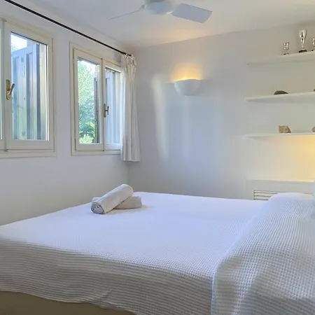 Design Overlooking The Bay Lejlighed